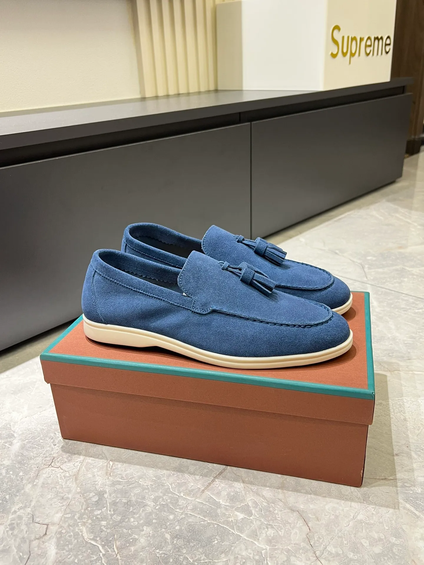 Men's shoes 💰p360 "Loro men's shoes 💰pian'*" Classic L men's shoes for couples 💰p Top version British flat loafers, a must-have item in old money style, the minimalist design is eye-catching and durable, a plus point for dressing The soft foot feel and texture are outstanding. They don’t scratch your feet and are very nice. They are matched with soft and waxy soles. They can be worn daily for a long time without getting tired. They are easy to wear, versatile and classic items, with perfect foot feel and texture! Imported cashmere fabric, the lining is made of imported A-grade water-dyed cow lining, the top version of the genuine leather midsole is sewn with pure handmade mark thread! Size: Female 35-40 (34. Customized) Male 38-44 (45.46. Customized)